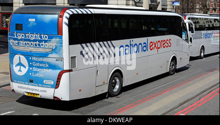 Pullman National Express con la pubblicità per i servizi per gli aeroporti di Londra Foto Stock