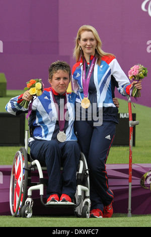 Mel Clarke (argento) & Danielle marrone (Oro) in donne individuale composto di tiro con l'arco aperta concorrenza a Royal Artillery Barracks. Foto Stock