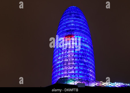 La Torre Agbar di notte, area del quartiere Poblenou di Sant Marti, Barcellona, Spagna Foto Stock