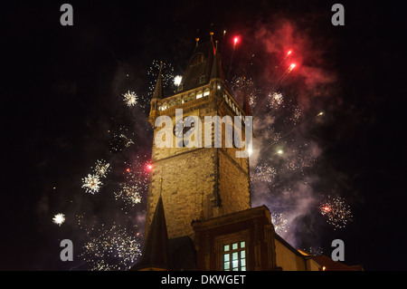 Nuovo anno fuochi d'artificio vicino al municipio di piazza della Città Vecchia di Praga, Repubblica Ceca Foto Stock