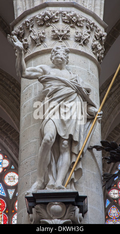 Bruxelles - 22 giugno: Statua di st. Tommaso apostolo da Jeroom Duquesnoy de Jonge nella Cattedrale di st. Michael Foto Stock