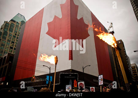 Feb 12, 2010 - Vancouver, British Columbia, Canada - manifestanti con le Olimpiadi di movimento di resistenza protestare contro le Olimpiadi, al di fuori della galleria d'Arte di Vancouver. (Credito Immagine: © Jed Conklin/ZUMA Press) Foto Stock