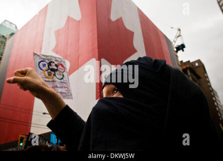 Feb 12, 2010 - Vancouver, British Columbia, Canada - manifestanti con le Olimpiadi di movimento di resistenza protestare contro le Olimpiadi, al di fuori della galleria d'Arte di Vancouver. (Credito Immagine: © Jed Conklin/ZUMA Press) Foto Stock