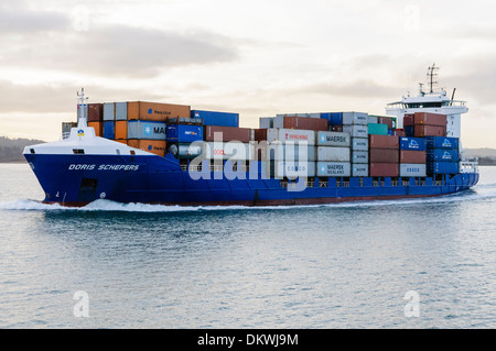 Il contenitore barca Doris Schepers con un pieno carico di un container ISO Foto Stock