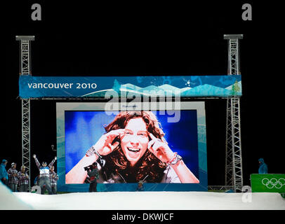 Febbraio 17, 2010 - Vancouver, British Columbia, Canada - Olimpiadi Mens Snowboard Halfpipe - USA di Shawn White solleva le braccia prima del suo ultimo run nella uomini Snowboard Halfpipe a Olimpiadi Invernali 2010 nel febbraio17, 2010 in Vancouver, British Columbia..Bianco ha vinto la sua seconda medaglia d'oro in tavola da snowboard halfpipe. (Credito Immagine: © Paul Kitagaki Jr./ZUMApress.com) Foto Stock