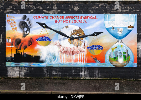 Il murale alla pace internazionale a parete, Belfast, raffiguranti gli effetti dei cambiamenti climatici Foto Stock