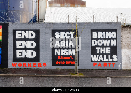 Il murale alla pace internazionale a parete, Belfast dal lavoratore del partito, per chiedere la fine di settarismo Foto Stock