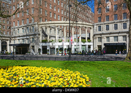 Grosvenor House Hotel edifici che includono l'ingresso alla Great Room con fiori primaverili a Park Lane Mayfair West End Londra Inghilterra Regno Unito Foto Stock