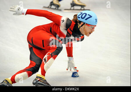 Feb 26, 2010 - Vancouver, British Columbia, Canada - Canada's OLIVER JEAN pattini durante Uomini 5000m short track pattinaggio di velocità relè presso il 2010 Giochi Olimpici invernali a Vancouver in Canada. (Credito Immagine: © Jed Conklin/ZUMApress.com) Foto Stock