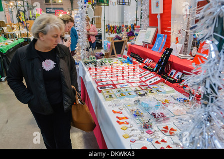 Le donne guardano a gioielli in vendita su un mercato di Natale Foto Stock