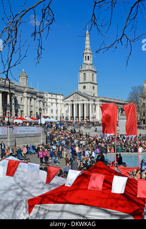 Red & White bunting al sindaco di Londra Festa di San Giorgio evento e celebrazioni folla di persone cielo blu primavera giorno Trafalgar Square Londra Inghilterra Regno Unito Foto Stock