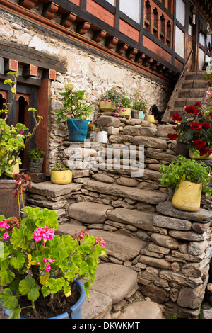 Il Bhutan, Bumthang Valley, Gaytsa Village, gradini in pietra alla tradizionale struttura in legno house Foto Stock