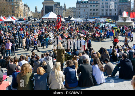 Sindaco di Londra Festa di San Giorgio giorno evento e celebrazioni folla di persone cielo blu primavera giorno Trafalgar Square Westmijnster Londra Inghilterra Regno Unito Foto Stock