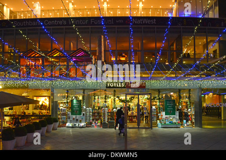 Le decorazioni di Natale presso il centro di Southbank Royal Festival Hall con stringhe di luci sopra shop ingressi Foto Stock