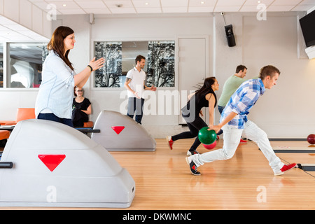 Amici Bowling insieme nel Club Foto Stock