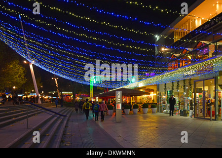 Le decorazioni di Natale presso il centro di Southbank Royal Festival Hall con stringhe di luci sopra shop & ristorante ingressi Foto Stock