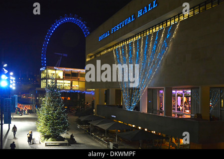 Royal Festival Hall Southbank Natale Illuminazione & albero illuminato con occhio di Londra al di là Foto Stock