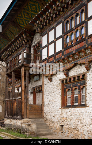 Il Bhutan, Bumthang Valley, Gaytsa Village, costruita tradizionalmente house anteriore con telaio in legno Foto Stock