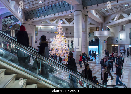 Parigi, Francia, Shopping, Francese Shopping Mall, Les Halles, 'Forum', l'albero di Natale Decorazioni in corridoio decorazioni di Natale Foto Stock