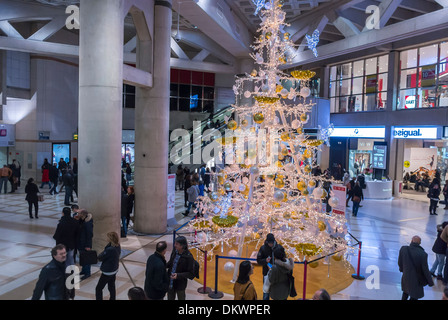 Parigi, Francia, Shopping, Centro commerciale francese, Les Halles Paris, "The Forum", decorazioni per alberi di Natale nel corridoio, Natale d'epoca Foto Stock