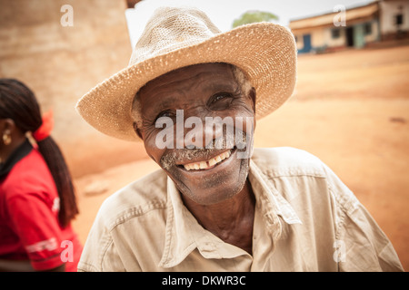 Uomo anziano vicino Emali, Kenya, Africa orientale. Foto Stock