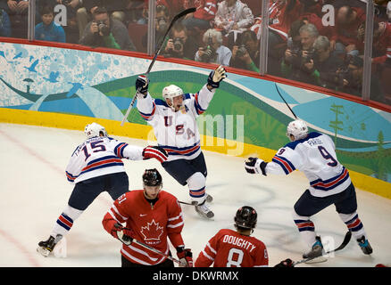 Feb 21, 2010 - Vancouver, British Columbia, Canada - USA BRIAN RAFALSKI celebra con STATI UNITI D'AMERICA'S JAMIE LANGENBRUNNER e USA di ZACH PARISE dopo un obiettivo di successo contro il Canada's RICK NASH durante il turno preliminare - Gruppo A maschile di hockey gioco al 2010 Olimpiadi invernali di Vancouver, British Columbia. Stati Uniti Canada sconfitto 5-3. (Credito Immagine: © Jed Conklin/ZUMApress.com) Foto Stock