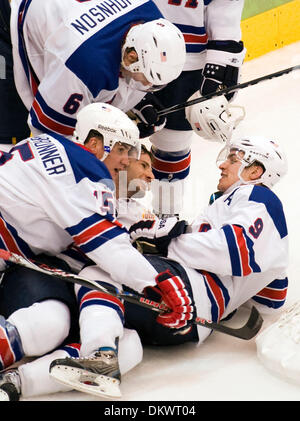 Febbraio 21, 2010 - Vancouver, British Columbia, Canada - Olimpiadi maschile di hockey - STATI UNITI D'AMERICA'S Zack Parise (9) rivolta Ryan Kesler (17) sul fondo della pila festeggia con i compagni di squadra Jamie Langenbrunner (15) e Eric Johnson (6) dopo aver totalizzato Kesler obiettivo in ritardo nel terzo periodo di tenuta del Stati Uniti 5-3 vittoria sul Canada Nel Turno preliminare - Gruppo A maschile di hockey a Olimpiadi Invernali 2010 di Fe Foto Stock