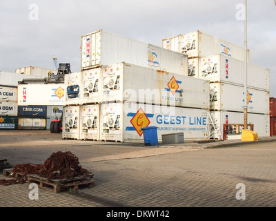 Impilate i contenitori refrigerati in un contenitore porta Foto Stock