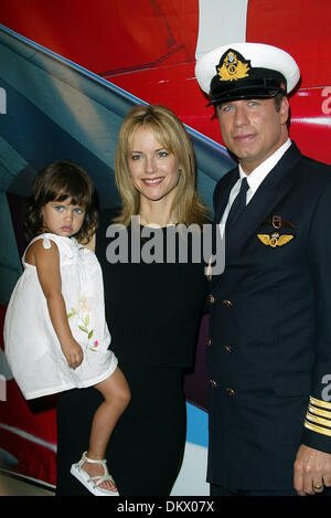 JOHN Travolta e Kelly Preston.attori con la figlia ELLA BLEU. ANGELES, Stati Uniti d'America.LOS ANGELES AIRPORT [LAX], LOS.24/06/2002.LAB5383. Foto Stock