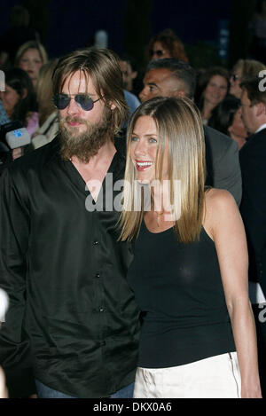 BRAD PITT e Jennifer Aniston.attori, marito e moglie. Colline, L.A USA.PACIFIC DESIGN CENTER, BEVERLY.07/08/2002.LAB7180. Foto Stock