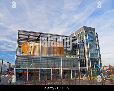 Vista del Wembley biblioteca presso il Brent Civic Center, Wembley, London Borough of Brent, England, Regno Unito Foto Stock