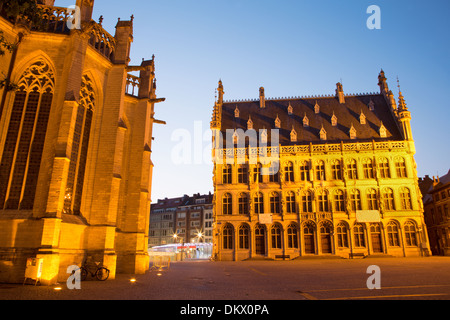 Leuven - municipio gotico al crepuscolo Foto Stock