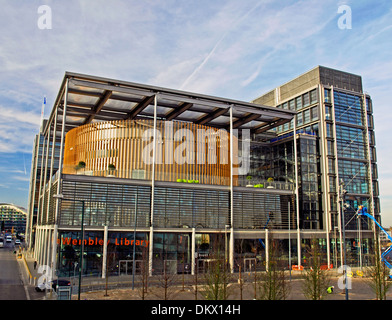 Vista del Wembley biblioteca presso il Brent Civic Center, Wembley, London Borough of Brent, England, Regno Unito Foto Stock