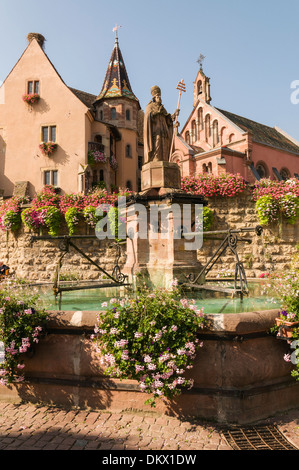 Elk213-2486v Francia, Alsazia, Eguisheim, la piazza centrale con la chiesa Foto Stock