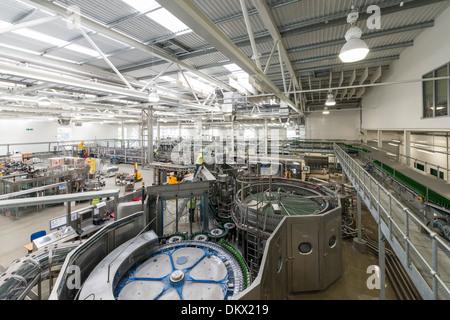 Una birra fabbrica di imbottigliamento Foto Stock