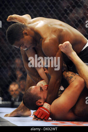 Gen 28, 2010 - Sunrise, FL - Florida, Stati Uniti d'America - Stati Uniti - fl-mma-Walker-0130. Herschel Walker battaglie Greg Nagy durante Strikeforce Miami al BankAtlantic Center. 1/28/10. Jim Rassol, Sun Sentinel (credito Immagine: © Sun-Sentinel/ZUMApress.com) Foto Stock