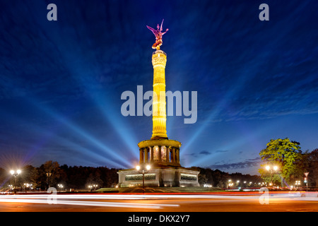 Accesa la Colonna della Vittoria, il Tiergarten, quartiere Mitte di Berlino, Germania Foto Stock