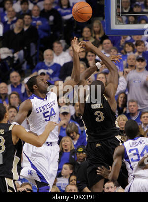 Gen 30, 2010 - Lexington, Kentucky, Stati Uniti d'America - Kentucky Patrick Patterson bloccato il colpo di Festo Ezeli,3, come il Kentucky ha giocato Vanderbilt sabato 30 gennaio, 2010 in Lexington, Kentucky . Foto di Mark Cornelison | Personale. (Credito Immagine: © Lexington Herald-Leader/ZUMApress.com) Foto Stock