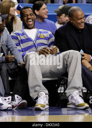 Gen 30, 2010 - Lexington, Kentucky, Stati Uniti d'America - Cleveland Cavalier LeBron James si mise a ridere con amici come egli ha guardato come Kentucky sconfitto Vanderbilt 85-72 sabato 30 gennaio, 2010 in Lexington, Kentucky . Foto di Mark Cornelison | Personale. (Credito Immagine: © Lexington Herald-Leader/ZUMApress.com) Foto Stock