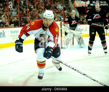 19 dic 2009 - Raleigh, North Carolina, Stati Uniti d'America - Florida Panthers (14) RADEK DVORAK come Carolina Hurricanes sconfitto il Florida Panthers con un punteggio finale di 3-2 come hanno giocato a RBC Center situato in Raleigh. Copyright 2009 Jason Moore. (Credito Immagine: © Jason Moore/ZUMApress.com) Foto Stock