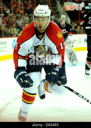 19 dic 2009 - Raleigh, North Carolina, Stati Uniti d'America - Florida Panthers (14) RADEK DVORAK come Carolina Hurricanes sconfitto il Florida Panthers con un punteggio finale di 3-2 come hanno giocato a RBC Center situato in Raleigh. Copyright 2009 Jason Moore. (Credito Immagine: © Jason Moore/ZUMApress.com) Foto Stock