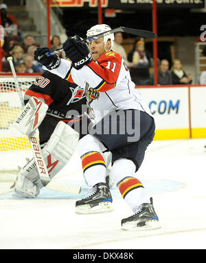 19 dic 2009 - Raleigh, North Carolina, Stati Uniti d'America - Florida Panthers (11) Gregorio CAMPBELL come Carolina Hurricanes sconfitto il Florida Panthers con un punteggio finale di 3-2 come hanno giocato a RBC Center situato in Raleigh. Copyright 2009 Jason Moore. (Credito Immagine: © Jason Moore/ZUMApress.com) Foto Stock