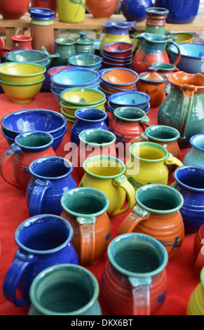 Colorati fatti a mano in ceramica Foto Stock