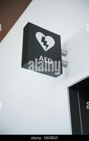 Segno per defibrillatore semiautomatico AED è un dispositivo elettronico portatile che può salvare una vita da un attacco di cuore Foto Stock