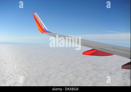 Southwest Airlines ala con aletta sul parafango di Boeing 737-700 jet in volo sopra le nuvole Foto Stock