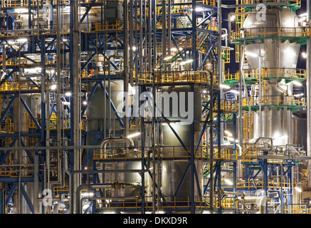 Raffineria di petrolio Schwechat in Austria di notte Foto Stock