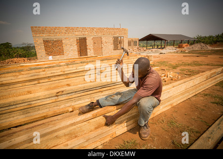 Lavoratori edili la costruzione di un nuovo magazzino nella periferia di Kampala, in Uganda, in Africa orientale. Foto Stock