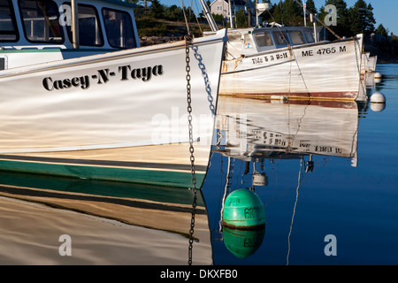 Barca da pesca di riflessione, Corea, Maine Foto Stock