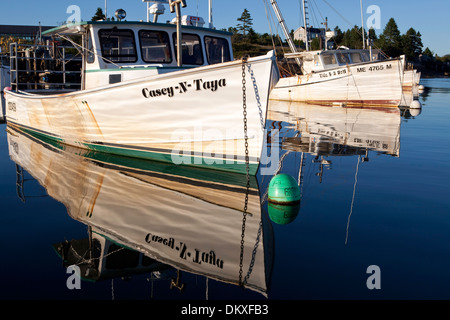 Barca da pesca di riflessione, Corea, Maine Foto Stock