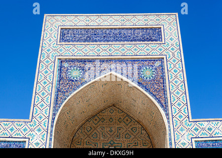 Piastrellate arco decorativo in cortile, la Moschea Kalon, noto anche come la Moschea Kalyan, Poi Kalon, Bukhara, Uzbekistan Foto Stock